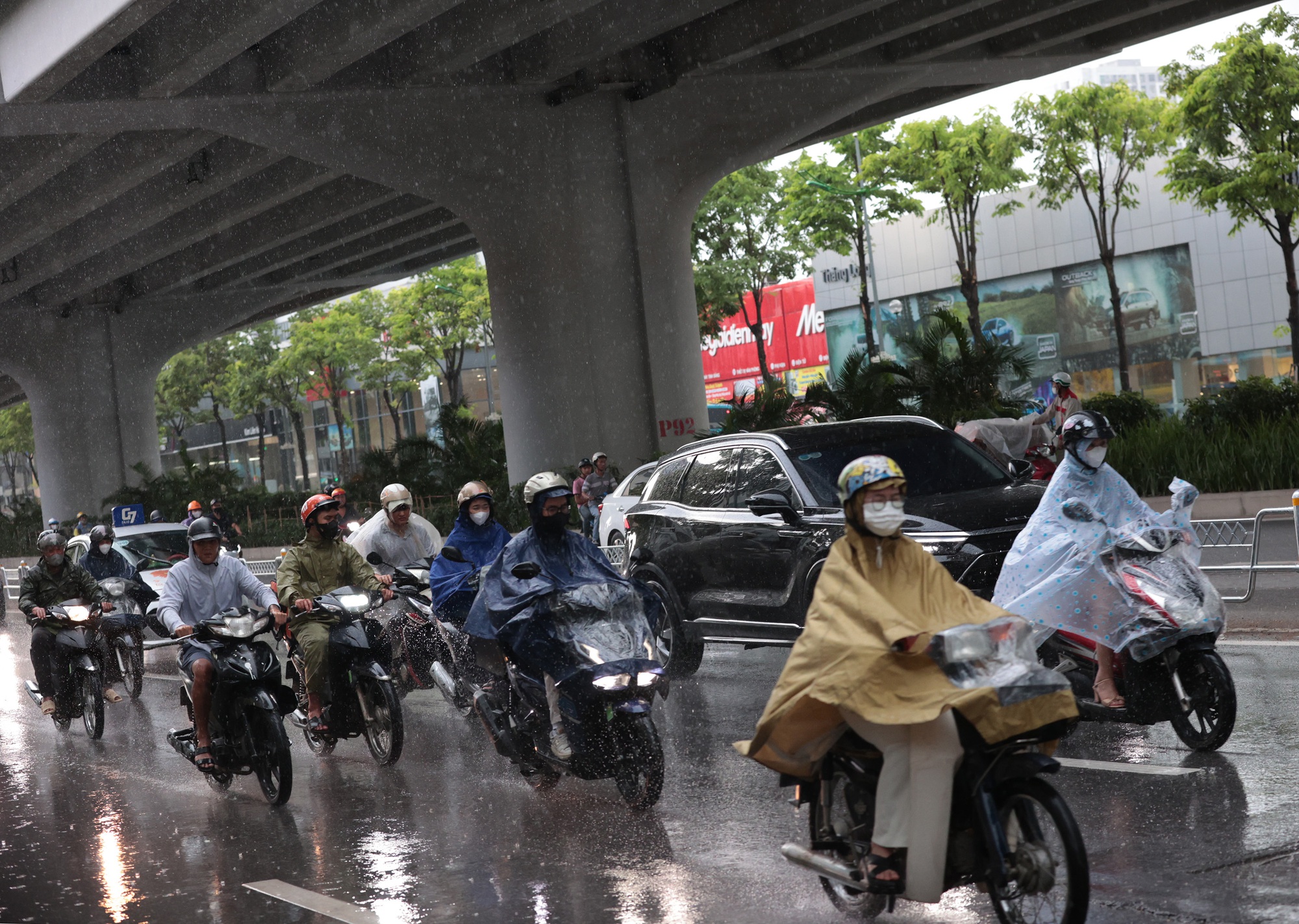 Chiều cuối tuần, nhiều khu vực ở Hà Nội mưa tầm tã sau những ngày nắng nóng- Ảnh 3.