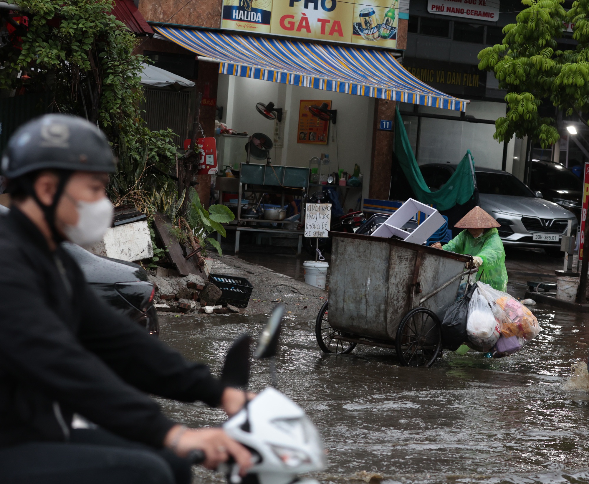 Chiều cuối tuần, nhiều khu vực ở Hà Nội mưa tầm tã sau những ngày nắng nóng- Ảnh 11.