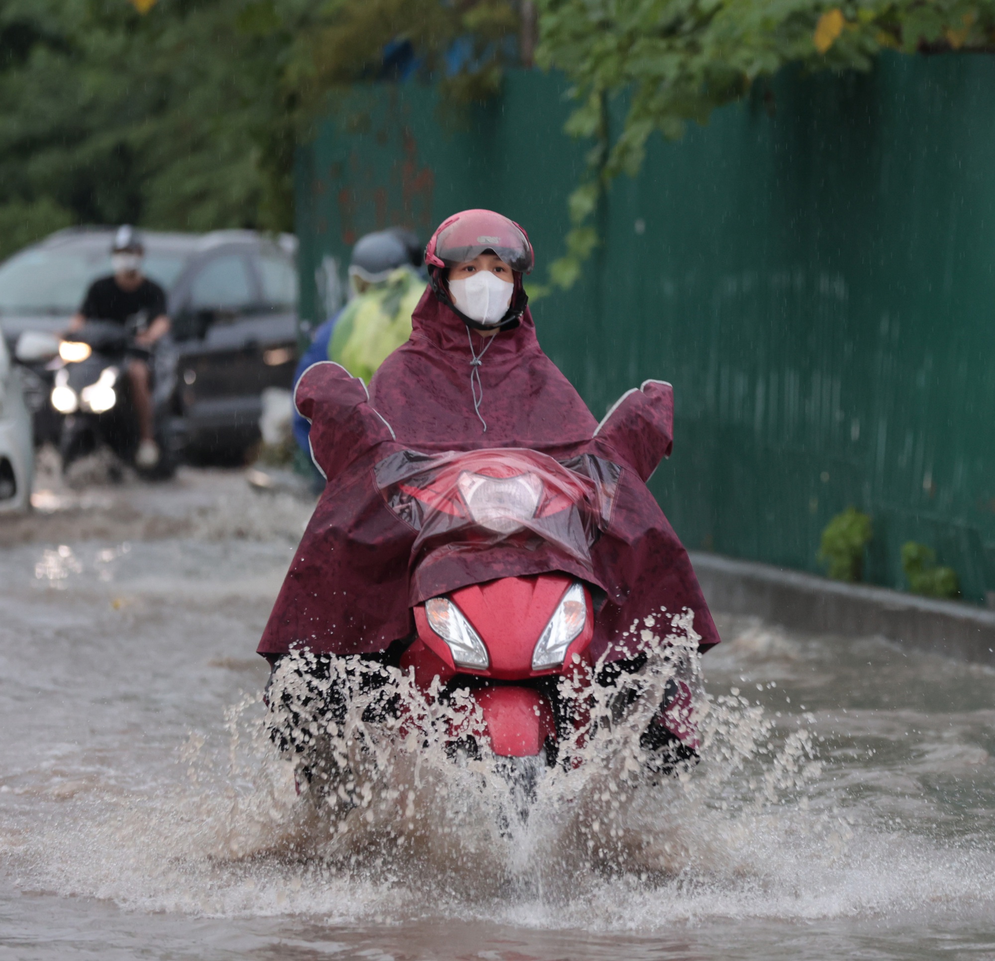Chiều cuối tuần, nhiều khu vực ở Hà Nội mưa tầm tã sau những ngày nắng nóng- Ảnh 9.