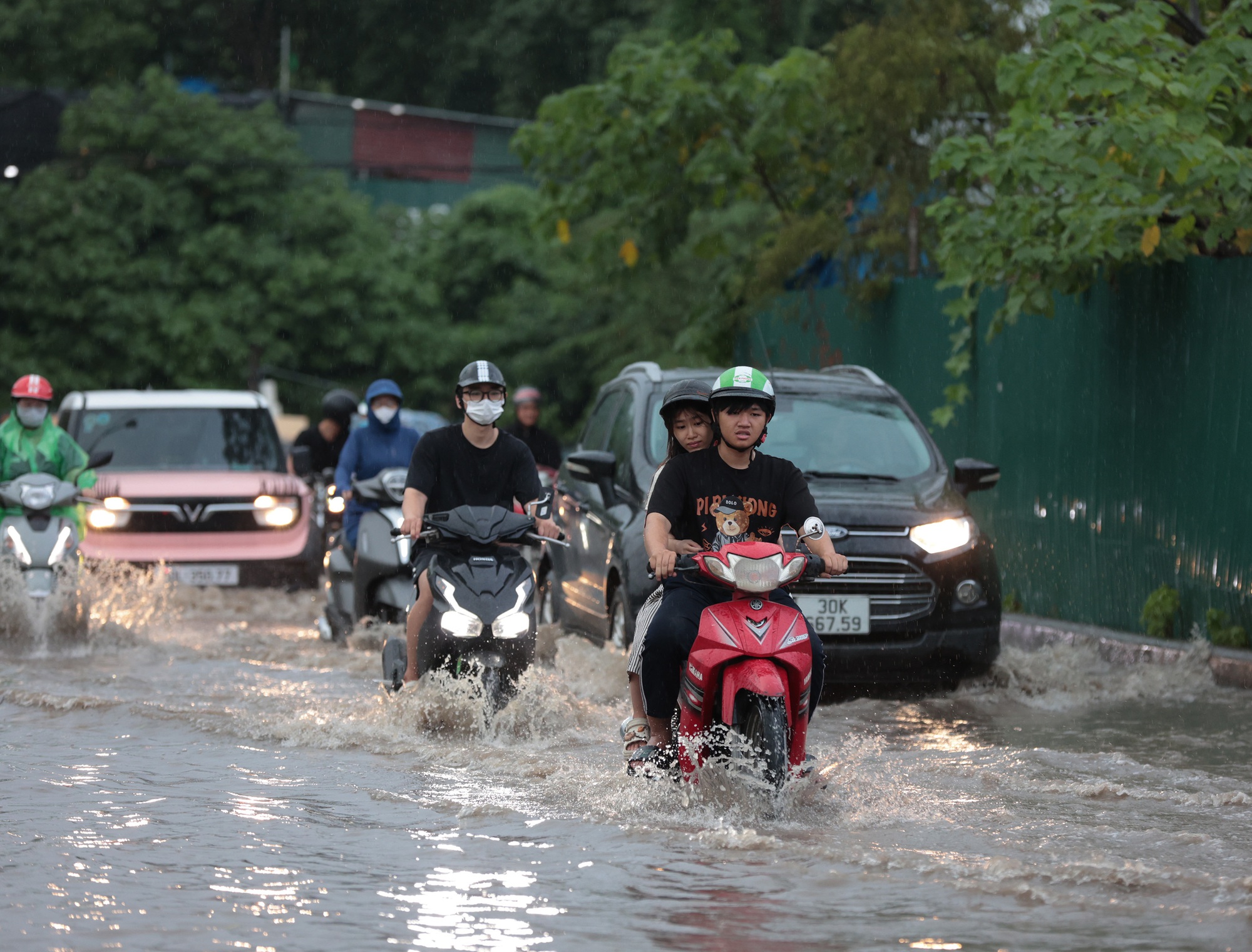 Chiều cuối tuần, nhiều khu vực ở Hà Nội mưa tầm tã sau những ngày nắng nóng- Ảnh 10.