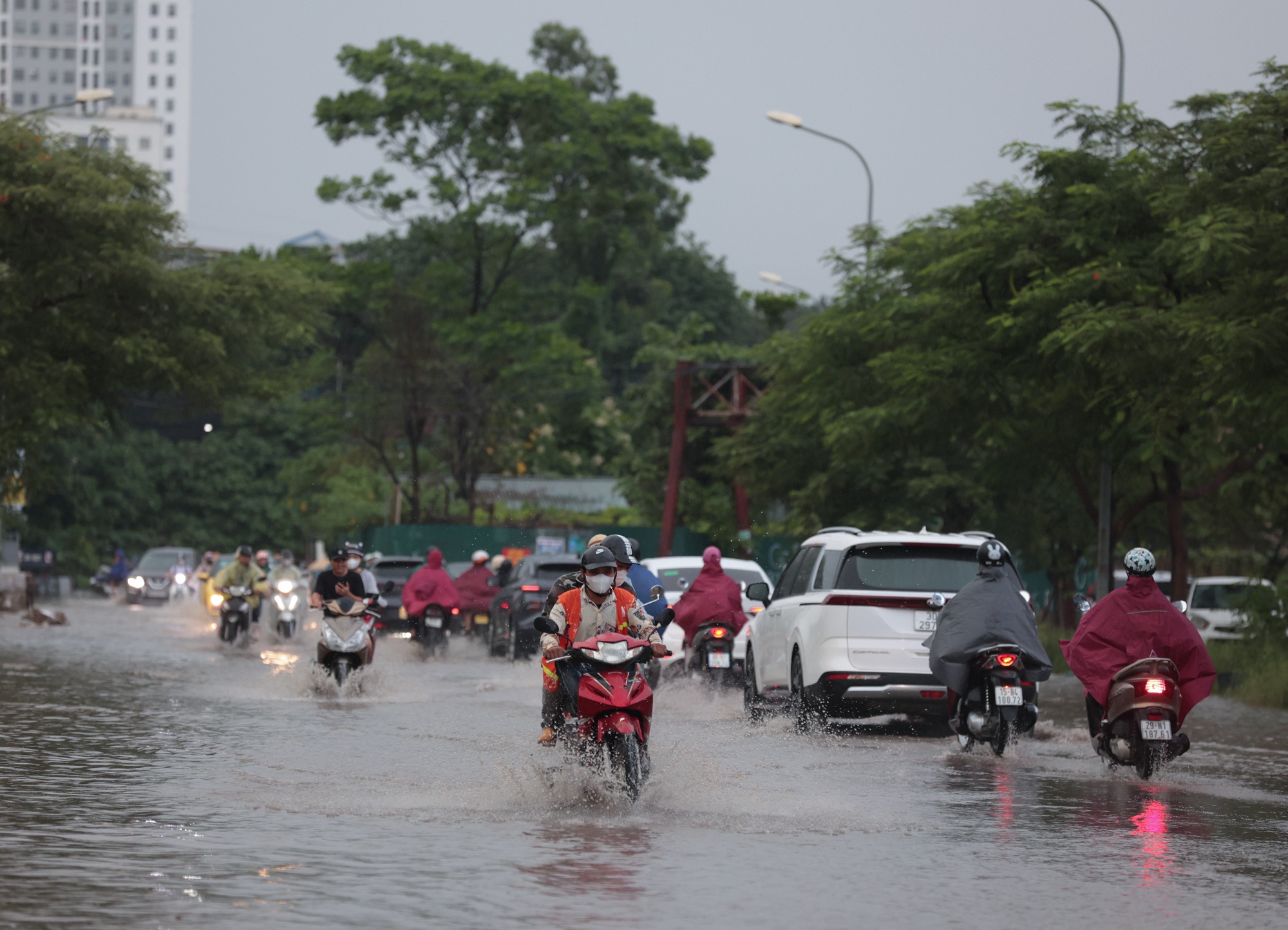 Chiều cuối tuần, nhiều khu vực ở Hà Nội mưa tầm tã sau những ngày nắng nóng- Ảnh 8.