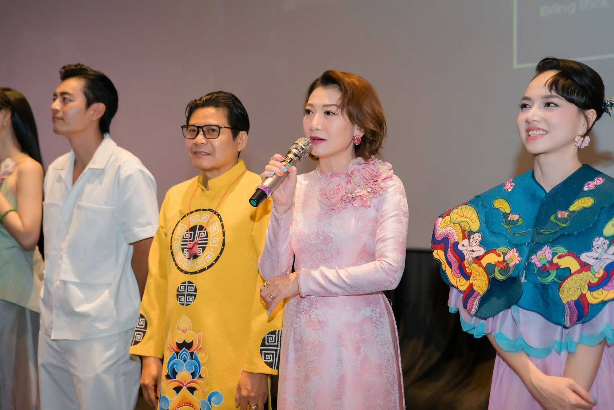 Nghệ sĩ Mỹ Uyên gây sốc đăng ảnh khoá môi cô gái lạ mặt- Ảnh 5. Nghệ sĩ Mỹ Uyên gây sốc đăng ảnh khoá môi cô gái lạ mặt- Ảnh 5.