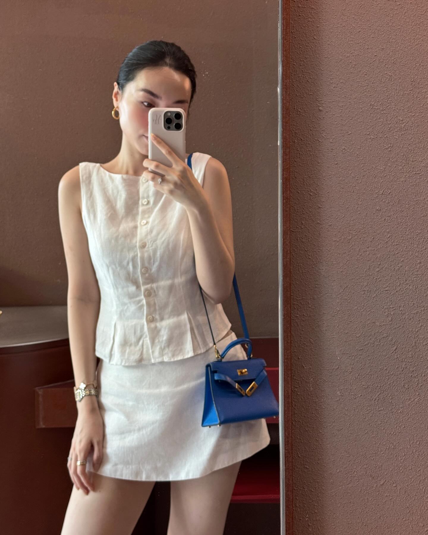 Lê Hà Trúc mặc đồ màu trung tính đẹp quá đáng: Vừa trẻ vừa sang, không điểm nào chê- Ảnh 1. Lê Hà Trúc mặc đồ màu trung tính đẹp quá đáng: Vừa trẻ vừa sang, không điểm nào chê- Ảnh 1.