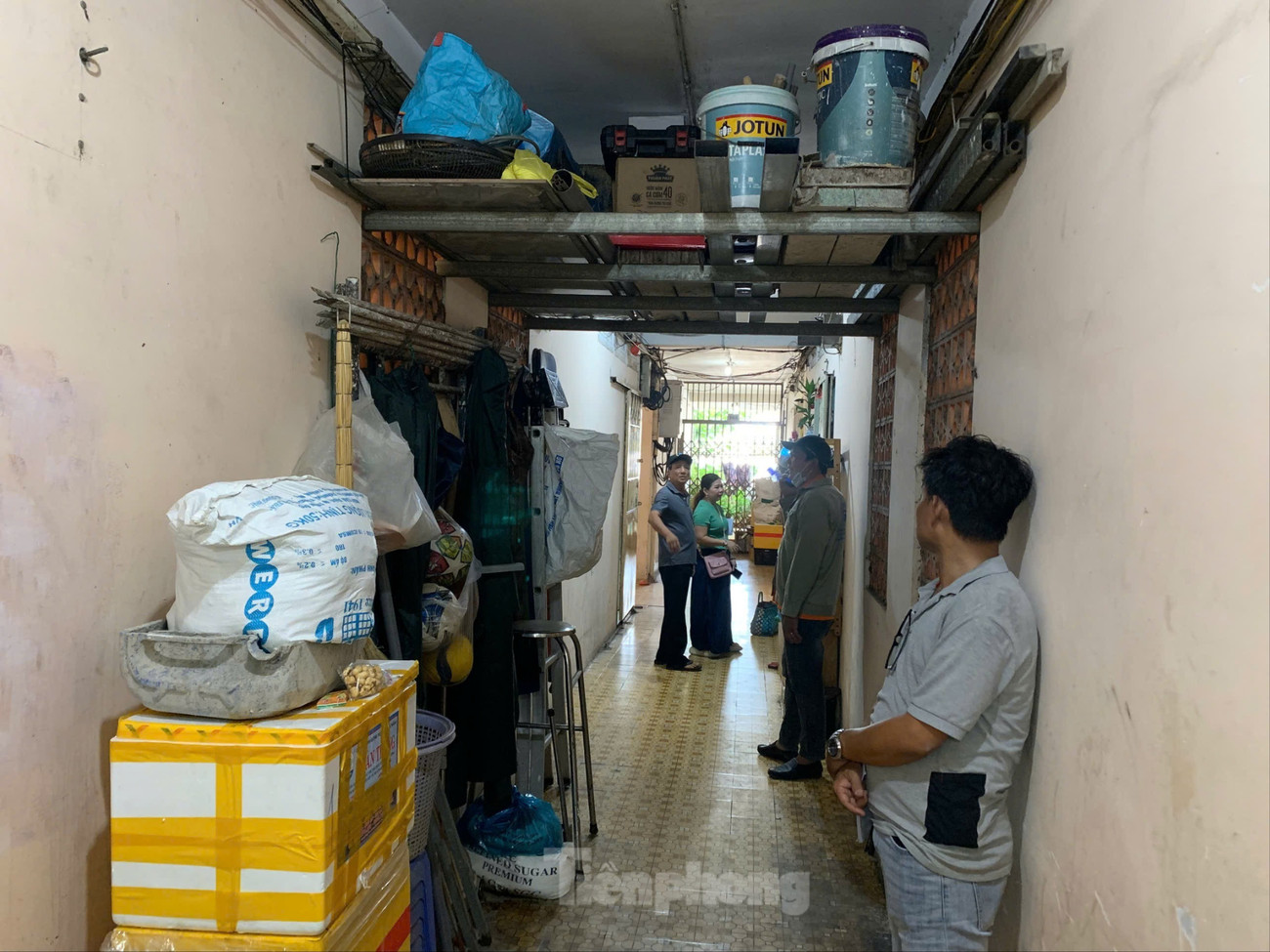 Sau vụ cháy khiến 8 người tử vong ở TPHCM: Cảnh sát đến tận chung cư vận động gỡ lồng sắt, tháo ‘chuồng cọp’- Ảnh 12. Sau vụ cháy khiến 8 người tử vong ở TPHCM: Cảnh sát đến tận chung cư vận động gỡ lồng sắt, tháo ‘chuồng cọp’- Ảnh 12.