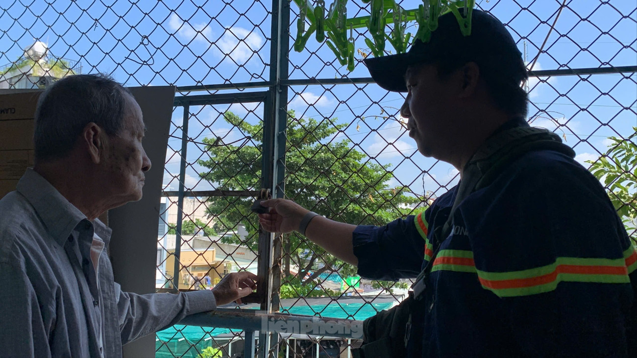 Sau vụ cháy khiến 8 người tử vong ở TPHCM: Cảnh sát đến tận chung cư vận động gỡ lồng sắt, tháo ‘chuồng cọp’- Ảnh 13. Sau vụ cháy khiến 8 người tử vong ở TPHCM: Cảnh sát đến tận chung cư vận động gỡ lồng sắt, tháo ‘chuồng cọp’- Ảnh 13.