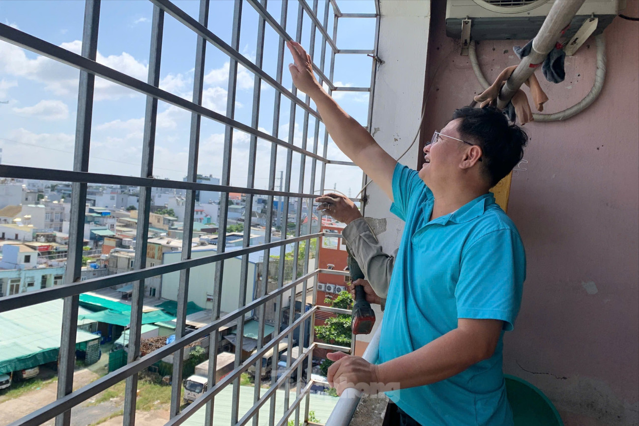 Sau vụ cháy khiến 8 người tử vong ở TPHCM: Cảnh sát đến tận chung cư vận động gỡ lồng sắt, tháo ‘chuồng cọp’- Ảnh 6. Sau vụ cháy khiến 8 người tử vong ở TPHCM: Cảnh sát đến tận chung cư vận động gỡ lồng sắt, tháo ‘chuồng cọp’- Ảnh 6.