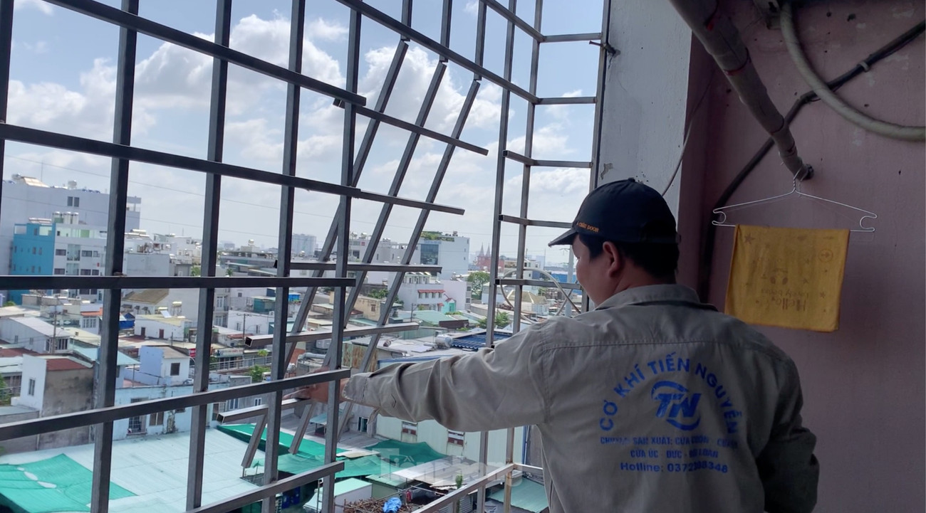 Sau vụ cháy khiến 8 người tử vong ở TPHCM: Cảnh sát đến tận chung cư vận động gỡ lồng sắt, tháo ‘chuồng cọp’- Ảnh 7. Sau vụ cháy khiến 8 người tử vong ở TPHCM: Cảnh sát đến tận chung cư vận động gỡ lồng sắt, tháo ‘chuồng cọp’- Ảnh 7.