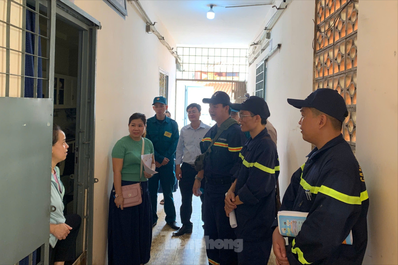 Sau vụ cháy khiến 8 người tử vong ở TPHCM: Cảnh sát đến tận chung cư vận động gỡ lồng sắt, tháo ‘chuồng cọp’- Ảnh 1. Sau vụ cháy khiến 8 người tử vong ở TPHCM: Cảnh sát đến tận chung cư vận động gỡ lồng sắt, tháo ‘chuồng cọp’- Ảnh 1.