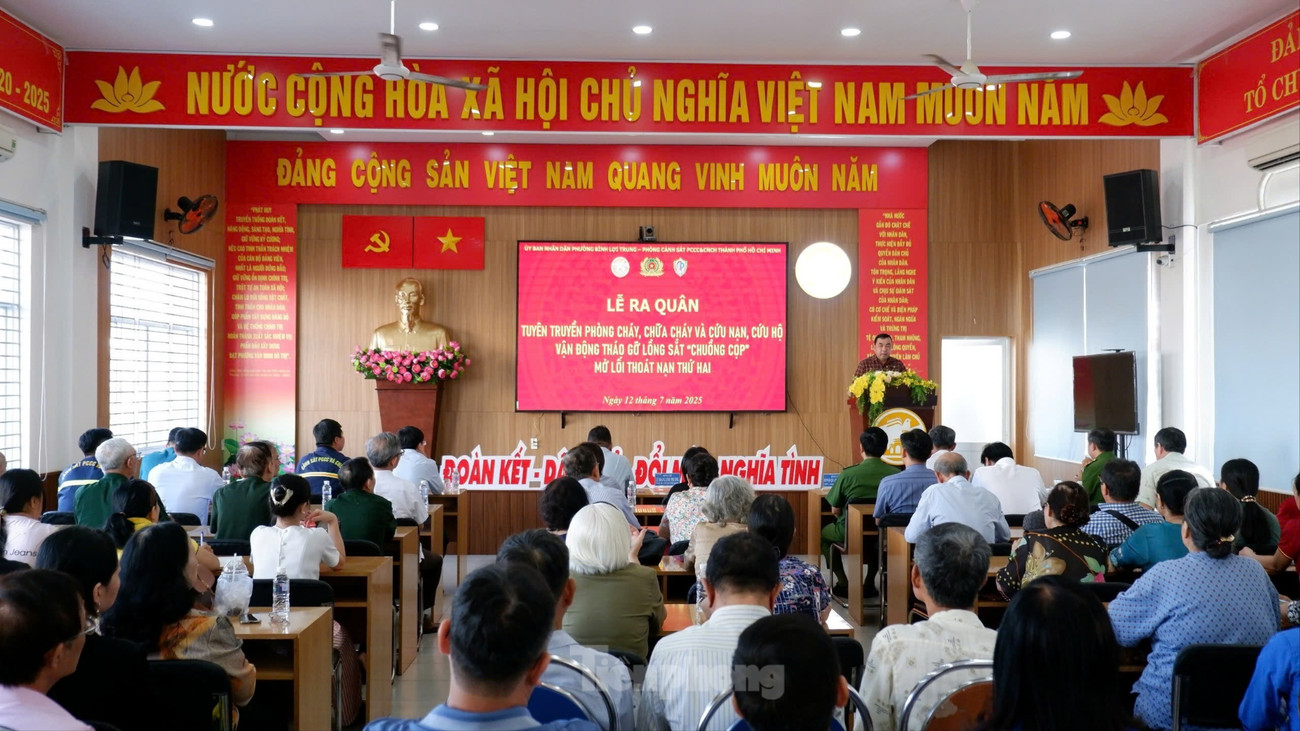 Sau vụ cháy khiến 8 người tử vong ở TPHCM: Cảnh sát đến tận chung cư vận động gỡ lồng sắt, tháo ‘chuồng cọp’- Ảnh 3. Sau vụ cháy khiến 8 người tử vong ở TPHCM: Cảnh sát đến tận chung cư vận động gỡ lồng sắt, tháo ‘chuồng cọp’- Ảnh 3.