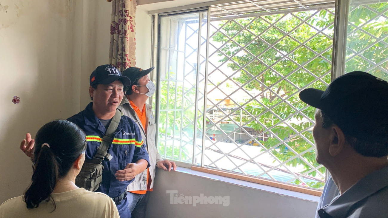 Sau vụ cháy khiến 8 người tử vong ở TPHCM: Cảnh sát đến tận chung cư vận động gỡ lồng sắt, tháo ‘chuồng cọp’- Ảnh 14. Sau vụ cháy khiến 8 người tử vong ở TPHCM: Cảnh sát đến tận chung cư vận động gỡ lồng sắt, tháo ‘chuồng cọp’- Ảnh 14.