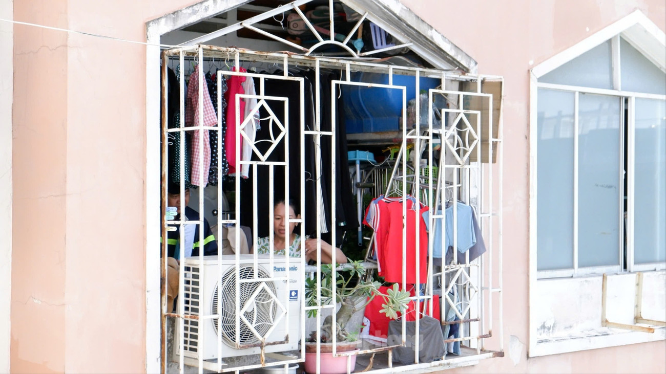 Sau vụ cháy khiến 8 người tử vong ở TPHCM: Cảnh sát đến tận chung cư vận động gỡ lồng sắt, tháo ‘chuồng cọp’- Ảnh 8. Sau vụ cháy khiến 8 người tử vong ở TPHCM: Cảnh sát đến tận chung cư vận động gỡ lồng sắt, tháo ‘chuồng cọp’- Ảnh 8.