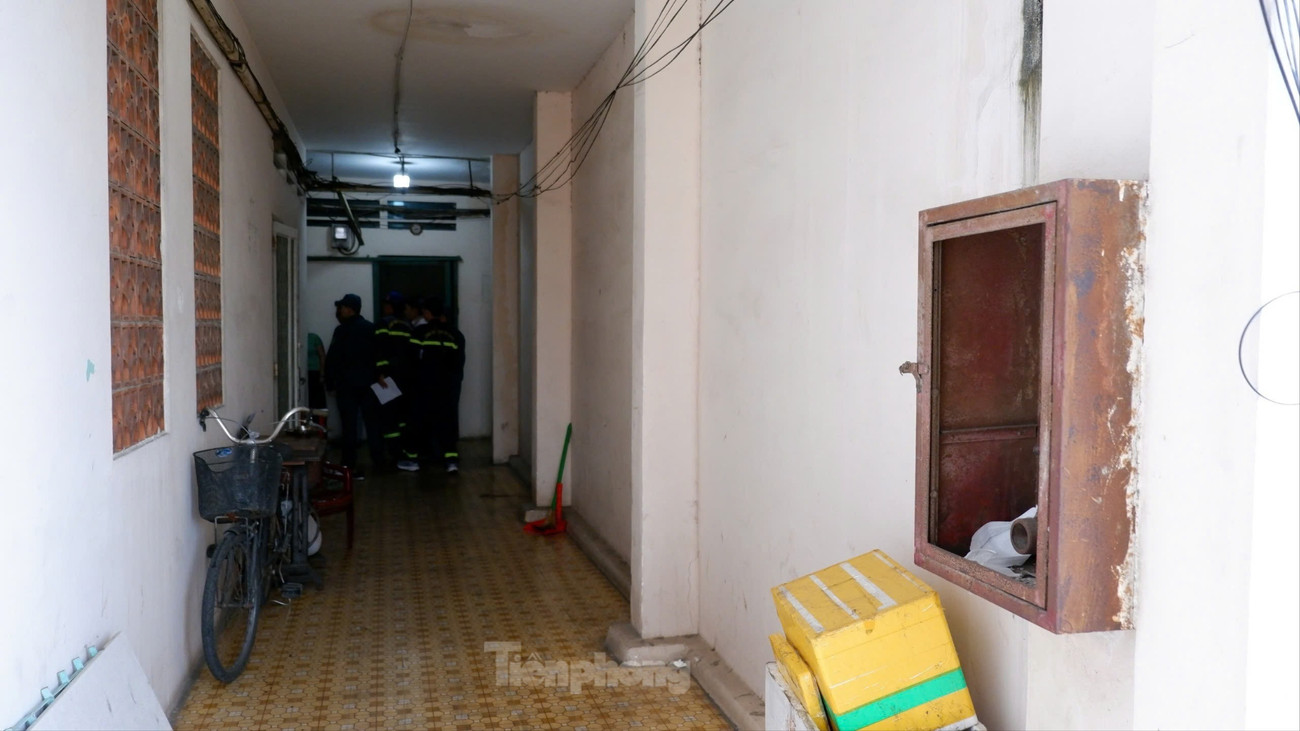 Sau vụ cháy khiến 8 người tử vong ở TPHCM: Cảnh sát đến tận chung cư vận động gỡ lồng sắt, tháo ‘chuồng cọp’- Ảnh 5. Sau vụ cháy khiến 8 người tử vong ở TPHCM: Cảnh sát đến tận chung cư vận động gỡ lồng sắt, tháo ‘chuồng cọp’- Ảnh 5.
