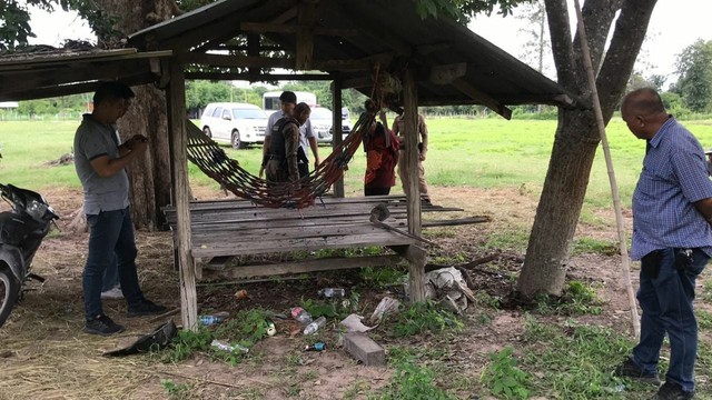 Ra đồng nhìn thấy chiếc radio, người phụ nữ vừa bật lên thì hét lớn rồi ngã quỵ- Ảnh 2.