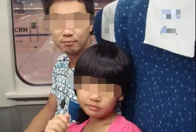 Trên tàu hỏa, người cha dẫn con gái vào nhà vệ sinh, 30 phút không ra, nhân viên mở cửa liền nổi giận- Ảnh 1. Trên tàu hỏa, người cha dẫn con gái vào nhà vệ sinh, 30 phút không ra, nhân viên mở cửa liền nổi giận- Ảnh 1.