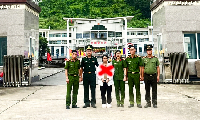 Bắt đối tượng trốn truy nã dưới danh phận một phụ nữ nông thôn- Ảnh 1.