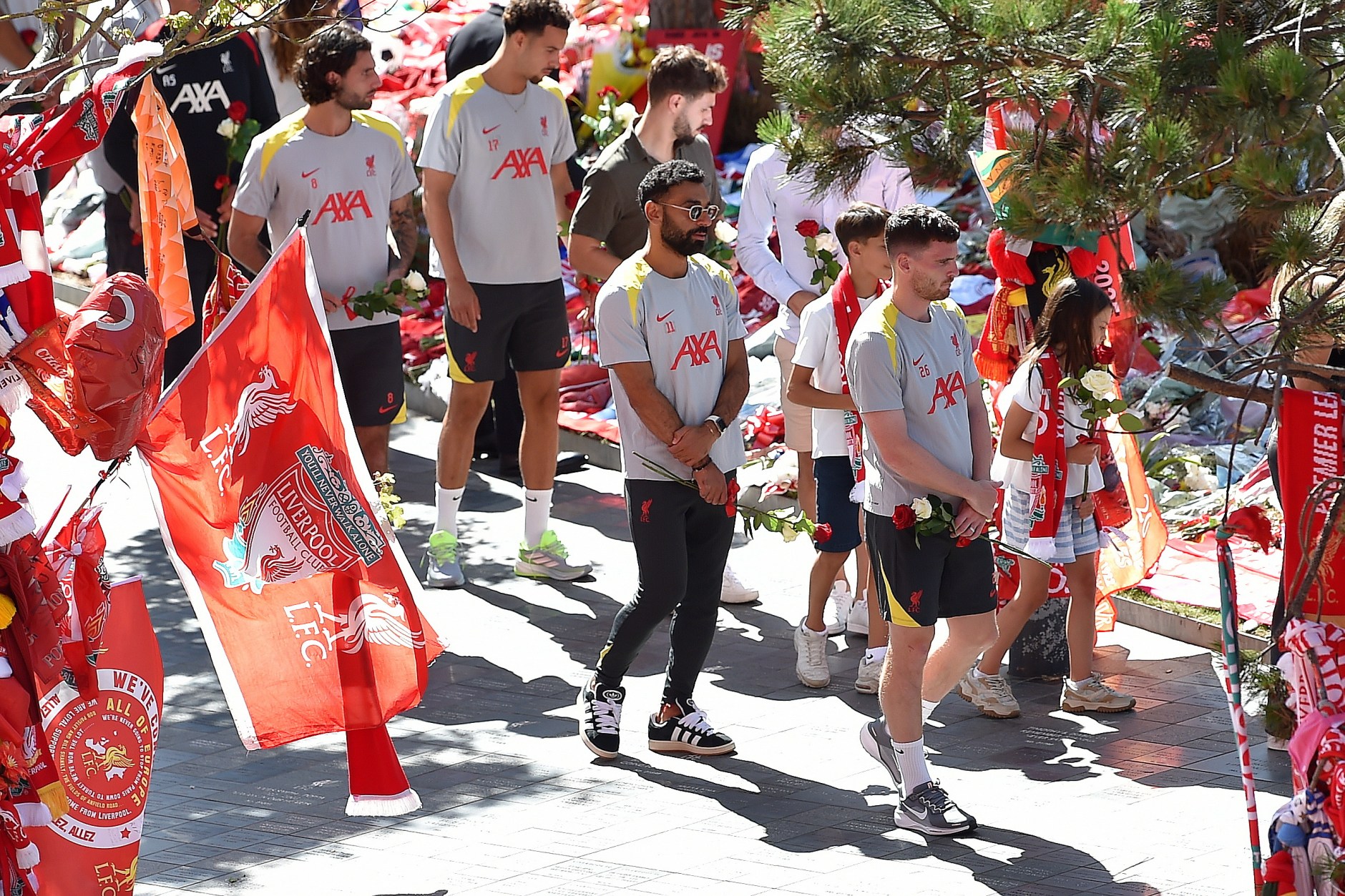 Người vợ tào khang của Diogo Jota nghẹn ngào ôm hai con tới SVĐ Anfield tưởng nhớ chồng sau tang lễ đầy nước mắt- Ảnh 3.