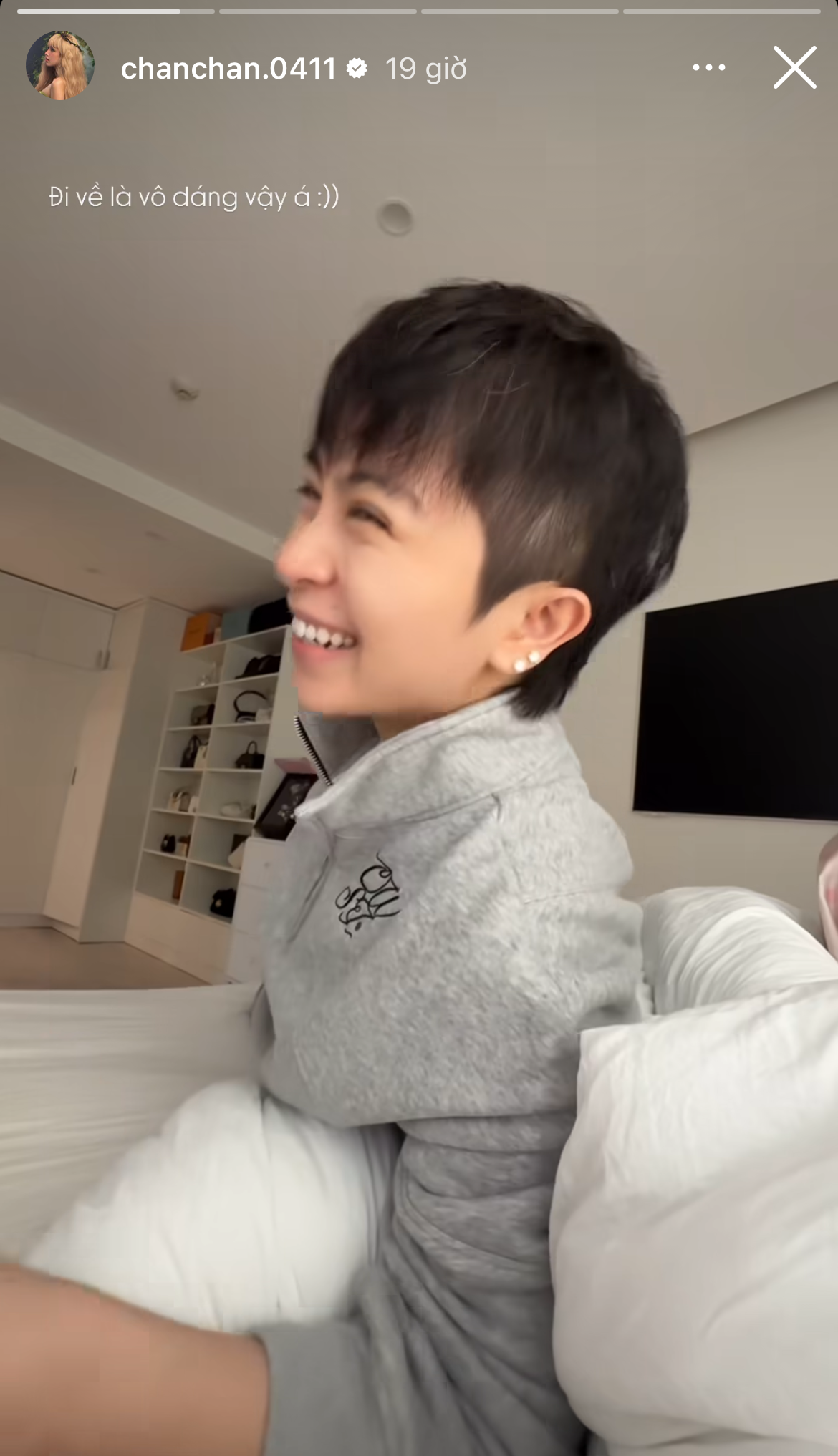 Gil Lê lộ bàn tay bầm tím khi lên sóng cùng Xoài Non sau ồn ào pass đồ- Ảnh 2. Gil Lê lộ bàn tay bầm tím khi lên sóng cùng Xoài Non sau ồn ào pass đồ- Ảnh 2.
