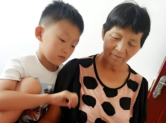 Mẹ Thạc sĩ giao con cho mẹ chồng chưa học hết cấp 2 dạy dỗ, kết quả bất ngờ đến mức hàng xóm phải chạy sang hỏi bí kíp!- Ảnh 1. Mẹ Thạc sĩ giao con cho mẹ chồng chưa học hết cấp 2 dạy dỗ, kết quả bất ngờ đến mức hàng xóm phải chạy sang hỏi bí kíp!- Ảnh 1.