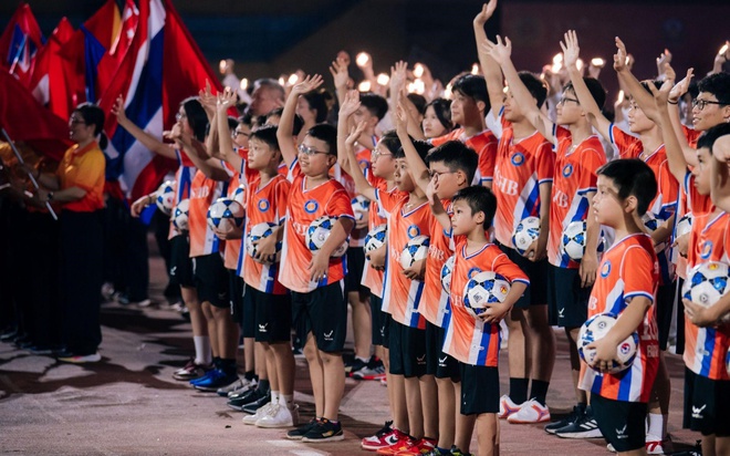 Từ những người không đứng giữa sân khấu: Câu chuyện phía sau đêm khai mạc giải bóng đá rực rỡ- Ảnh 1.