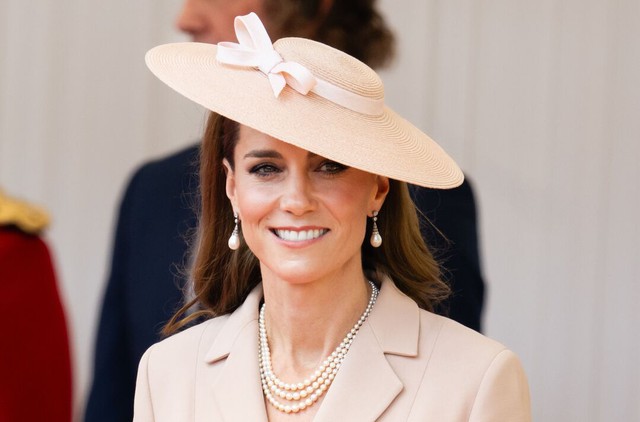 Vì sao Vương phi Kate liên tục cúi chào Vua Charles 4 lần trong một ngày?- Ảnh 2.