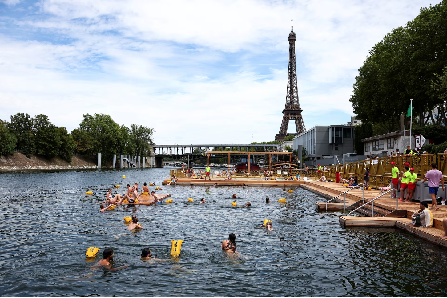 Người dân Paris nô nức đi bơi ở dòng sông từng ô nhiễm kim loại nặng nhất thế giới- Ảnh 1.