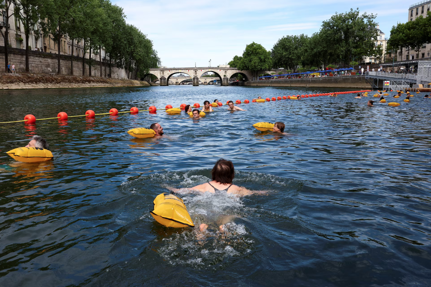 Người dân Paris nô nức đi bơi ở dòng sông từng ô nhiễm kim loại nặng nhất thế giới- Ảnh 2.