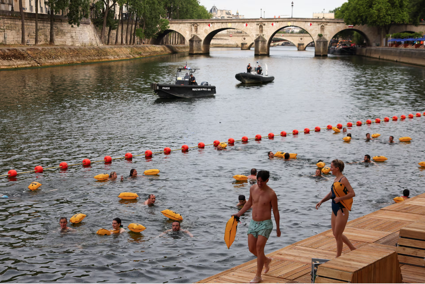 Người dân Paris nô nức đi bơi ở dòng sông từng ô nhiễm kim loại nặng nhất thế giới- Ảnh 4.
