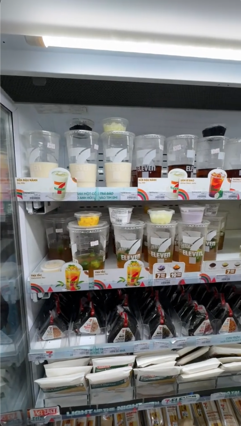 Du khách Thái lần đầu vào 7-Eleven tại Việt Nam: 