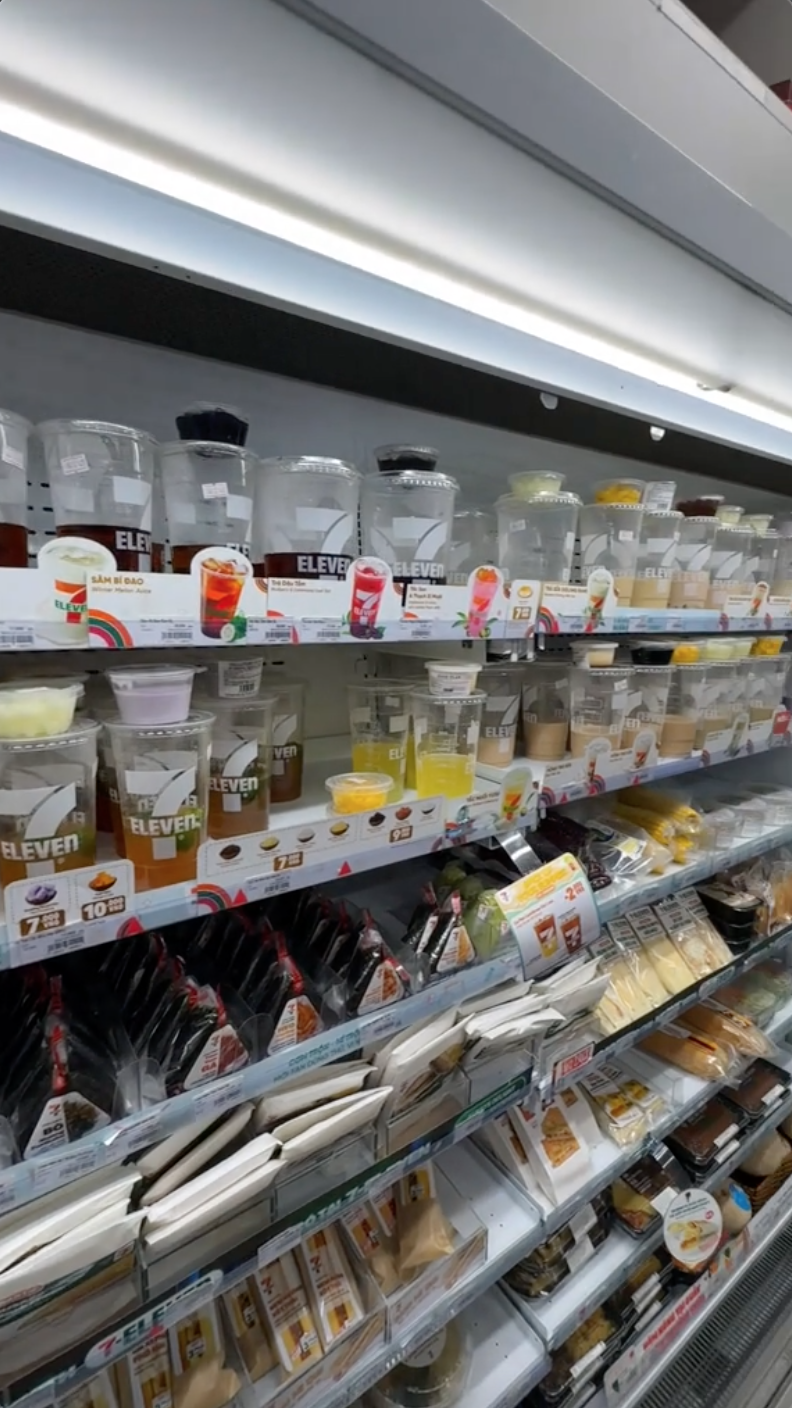 Du khách Thái lần đầu vào 7-Eleven tại Việt Nam: 