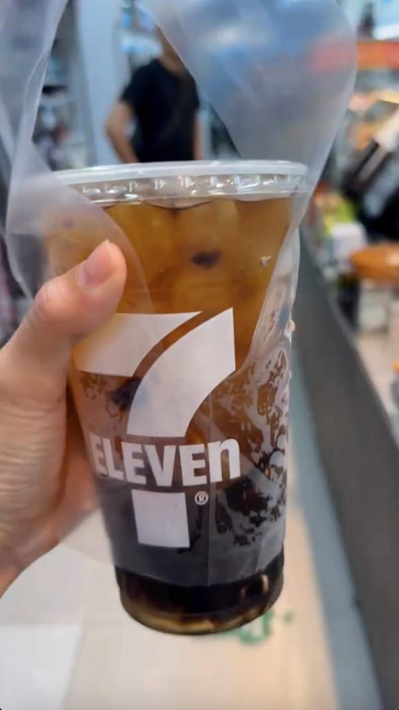 Du khách Thái lần đầu vào 7-Eleven tại Việt Nam: 