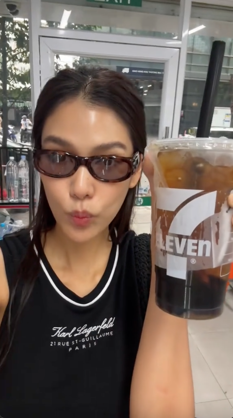 Du khách Thái lần đầu vào 7-Eleven tại Việt Nam: 