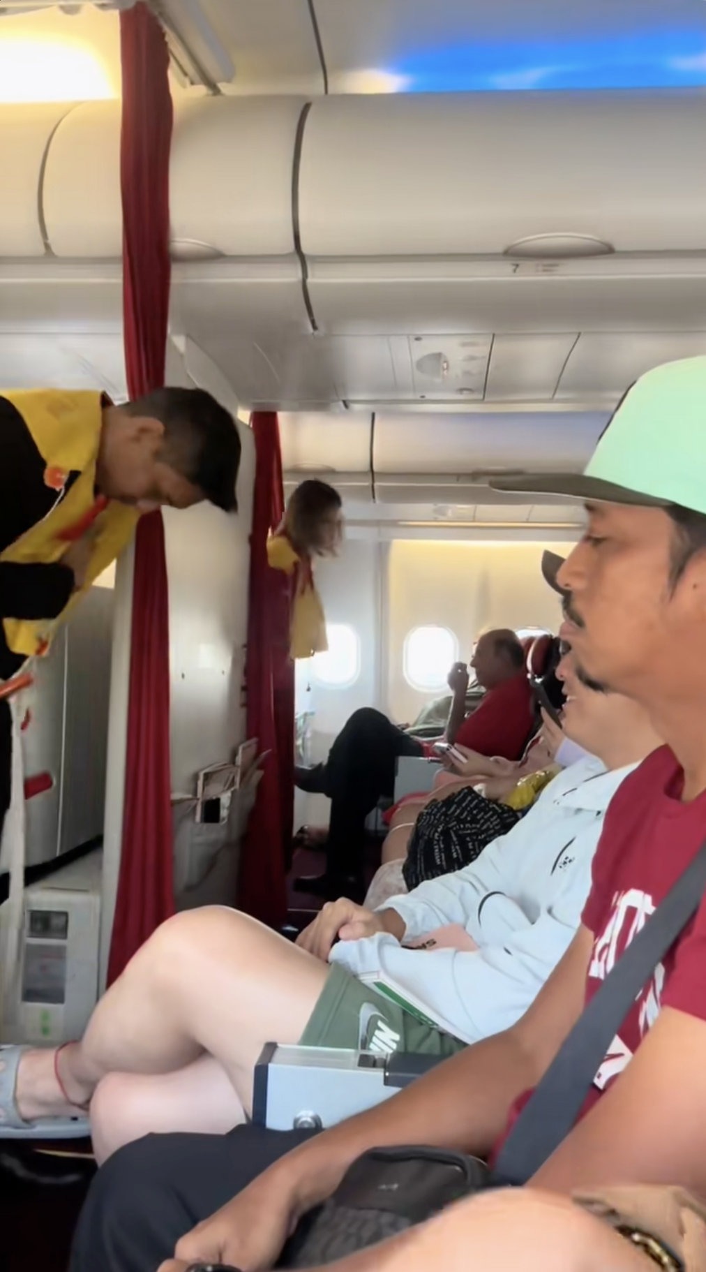 Hành khách làm chuyện “khó đỡ” trên máy bay khiến nam tiếp viên phải cắn răng để giữ bình tĩnh- Ảnh 3.
