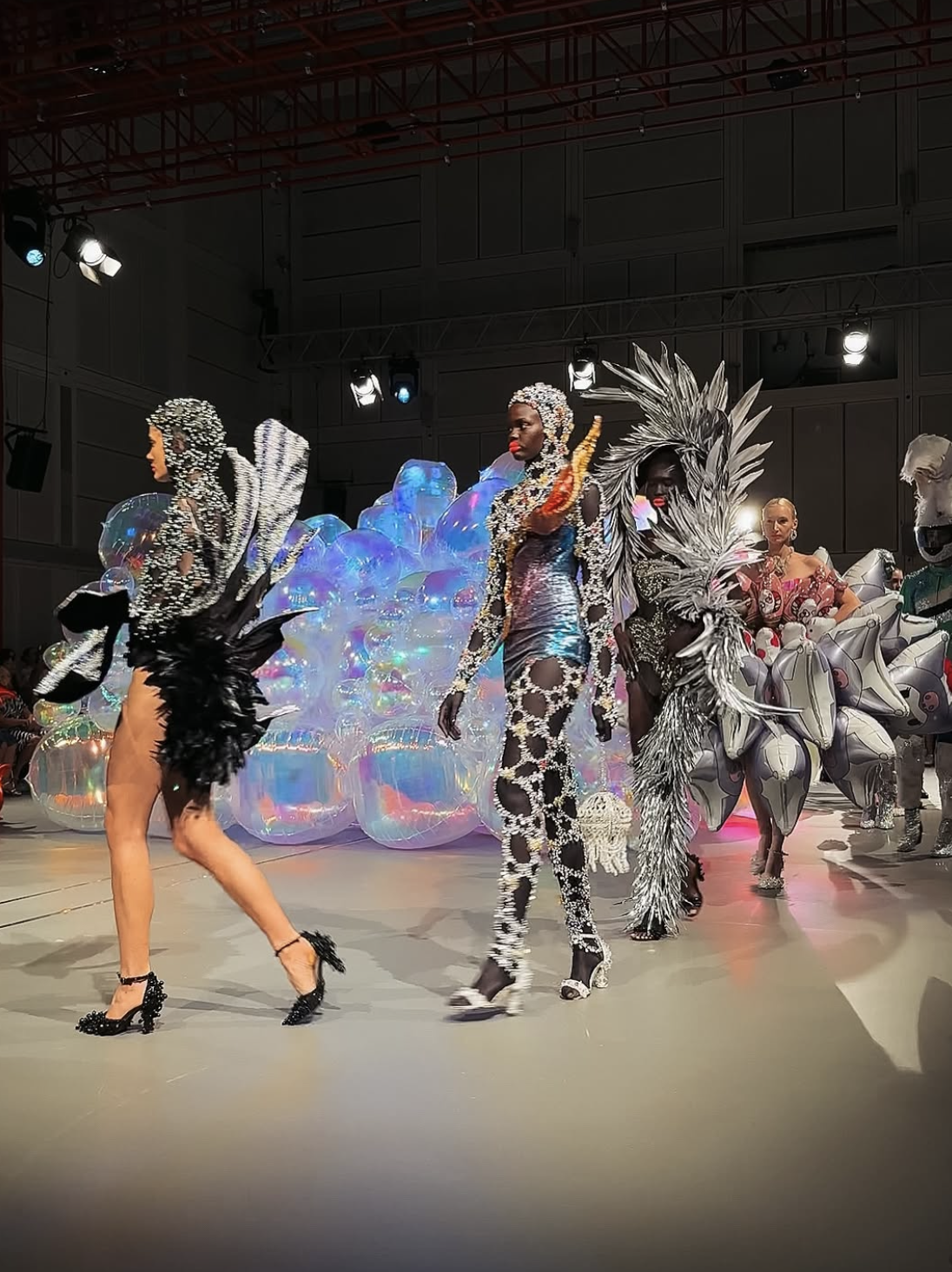 NTK Việt ghi dấu ấn trên sàn diễn Haute Couture danh giá nhất thế giới- Ảnh 3.