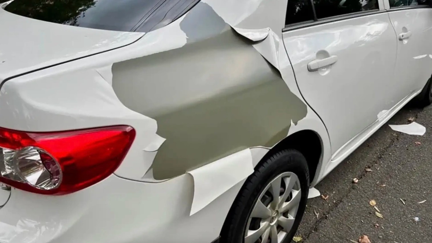 Hơn 7000 người theo dõi vụ kiện Toyota vì hàng loạt ô tô màu trắng bong tróc dưới nắng, phải sơn lại toàn bộ- Ảnh 1.