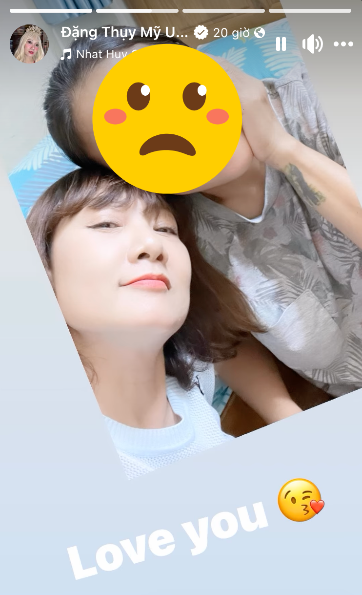 Nghệ sĩ Mỹ Uyên gây sốc đăng ảnh khoá môi cô gái lạ mặt- Ảnh 2. Nghệ sĩ Mỹ Uyên gây sốc đăng ảnh khoá môi cô gái lạ mặt- Ảnh 2.