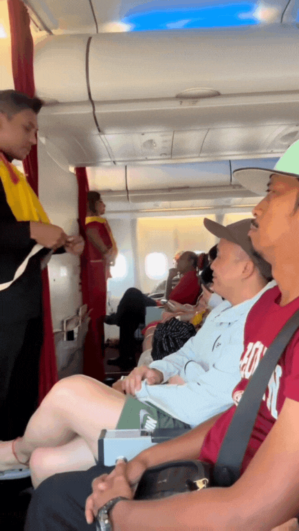 Hành khách làm chuyện “khó đỡ” trên máy bay khiến nam tiếp viên phải cắn răng để giữ bình tĩnh- Ảnh 2.
