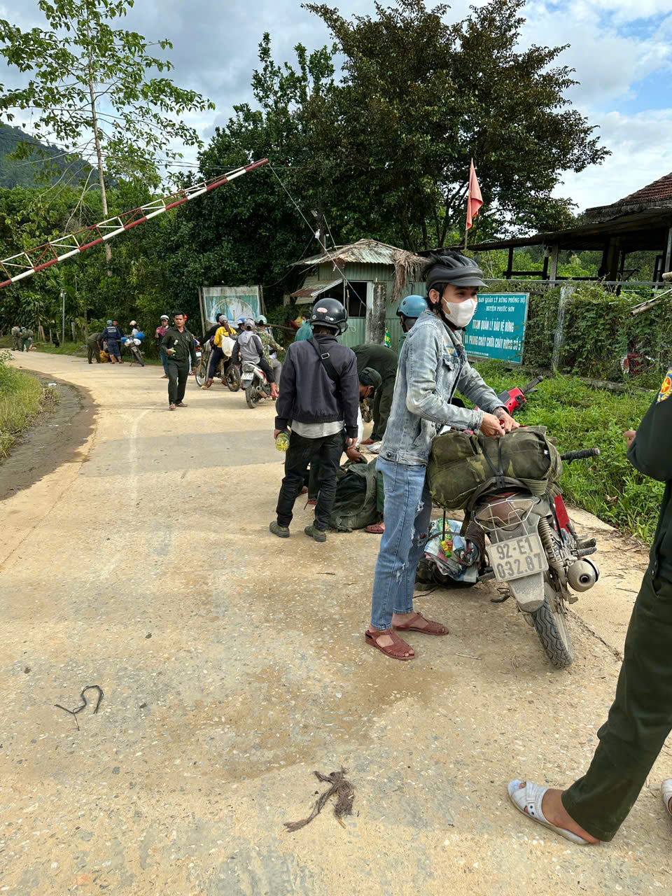 Cả ngàn người ở Đà Nẵng vào rừng nhặt thứ hạt rơi từ trên trời xuống, thu tiền triệu- Ảnh 14.