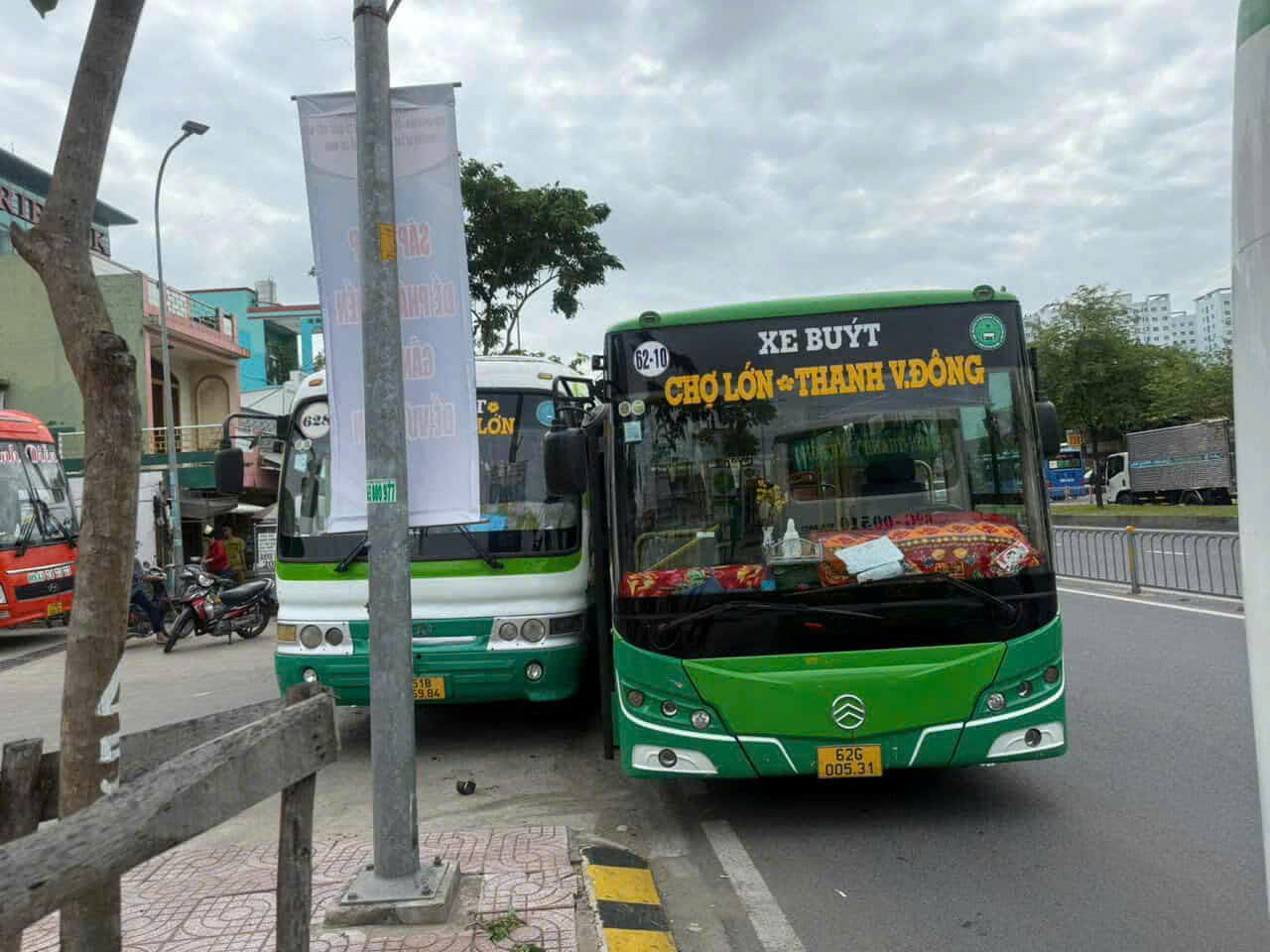 CLIP: Hai xe buýt rượt đuổi, ép nhau văng lên vỉa hè- Ảnh 1.