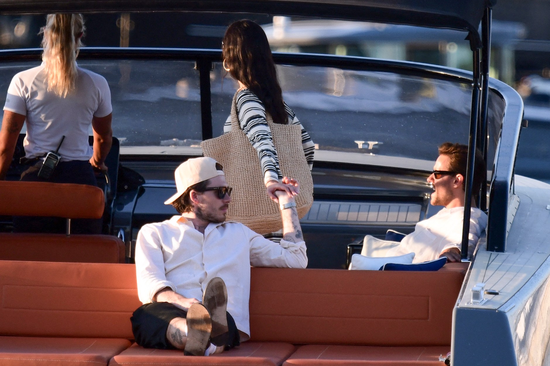 Paparazzi bắt gặp vợ chồng con cả nhà Beckham tay trong tay ở bến tàu, giữa lúc bị 2 em trai Paparazzi bắt gặp vợ chồng con cả nhà Beckham tay trong tay ở bến tàu, giữa lúc bị 2 em trai