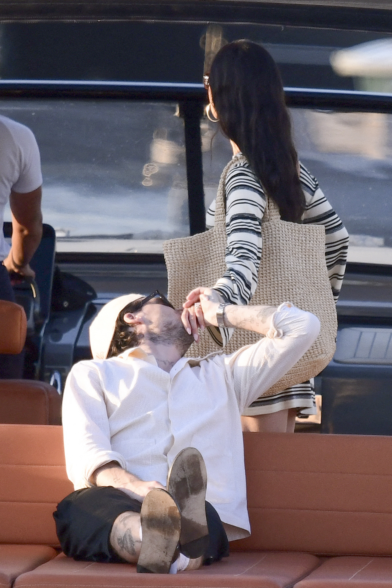 Paparazzi bắt gặp vợ chồng con cả nhà Beckham tay trong tay ở bến tàu, giữa lúc bị 2 em trai Paparazzi bắt gặp vợ chồng con cả nhà Beckham tay trong tay ở bến tàu, giữa lúc bị 2 em trai