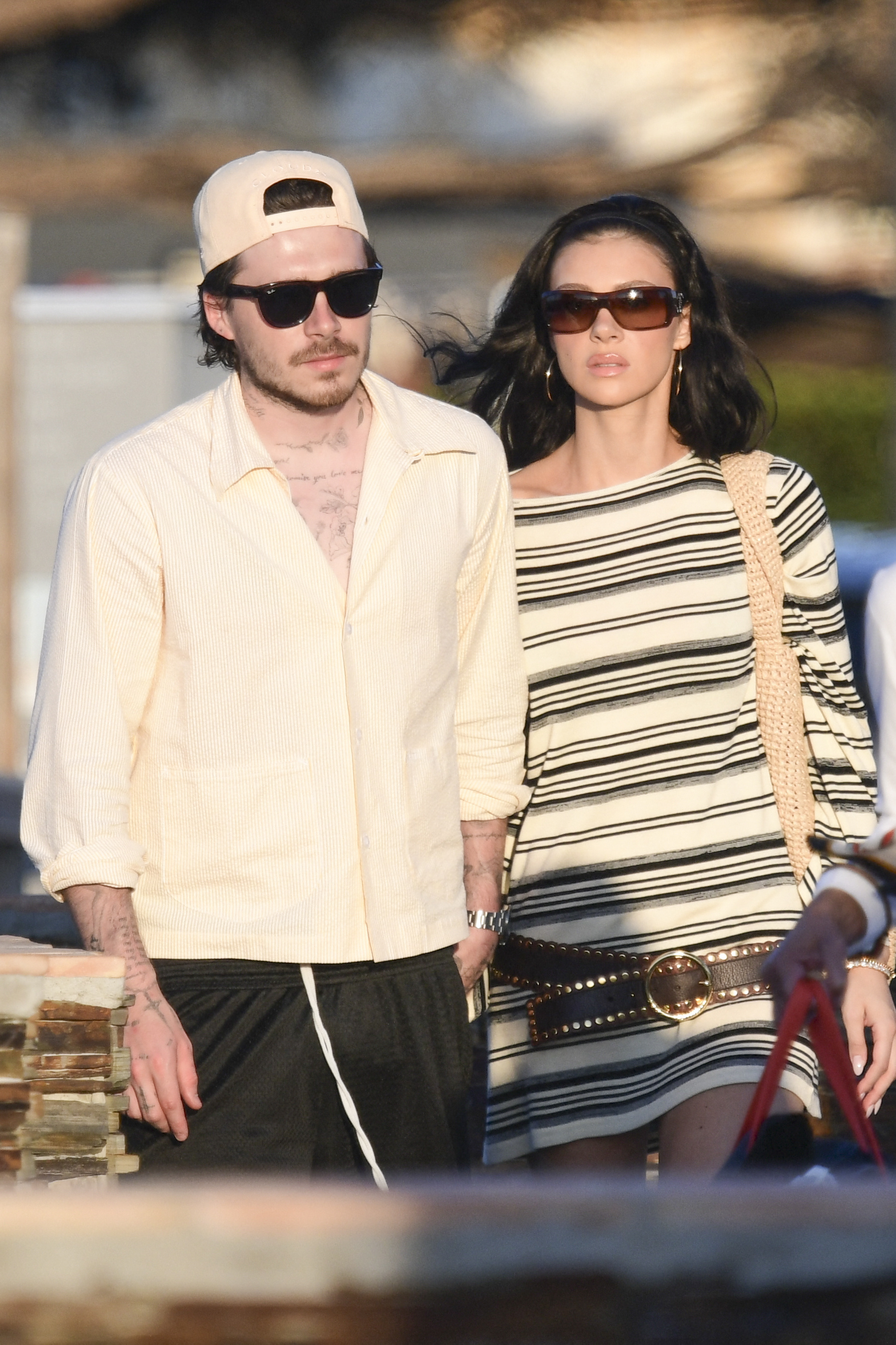 Paparazzi bắt gặp vợ chồng con cả nhà Beckham tay trong tay ở bến tàu, giữa lúc bị 2 em trai Paparazzi bắt gặp vợ chồng con cả nhà Beckham tay trong tay ở bến tàu, giữa lúc bị 2 em trai