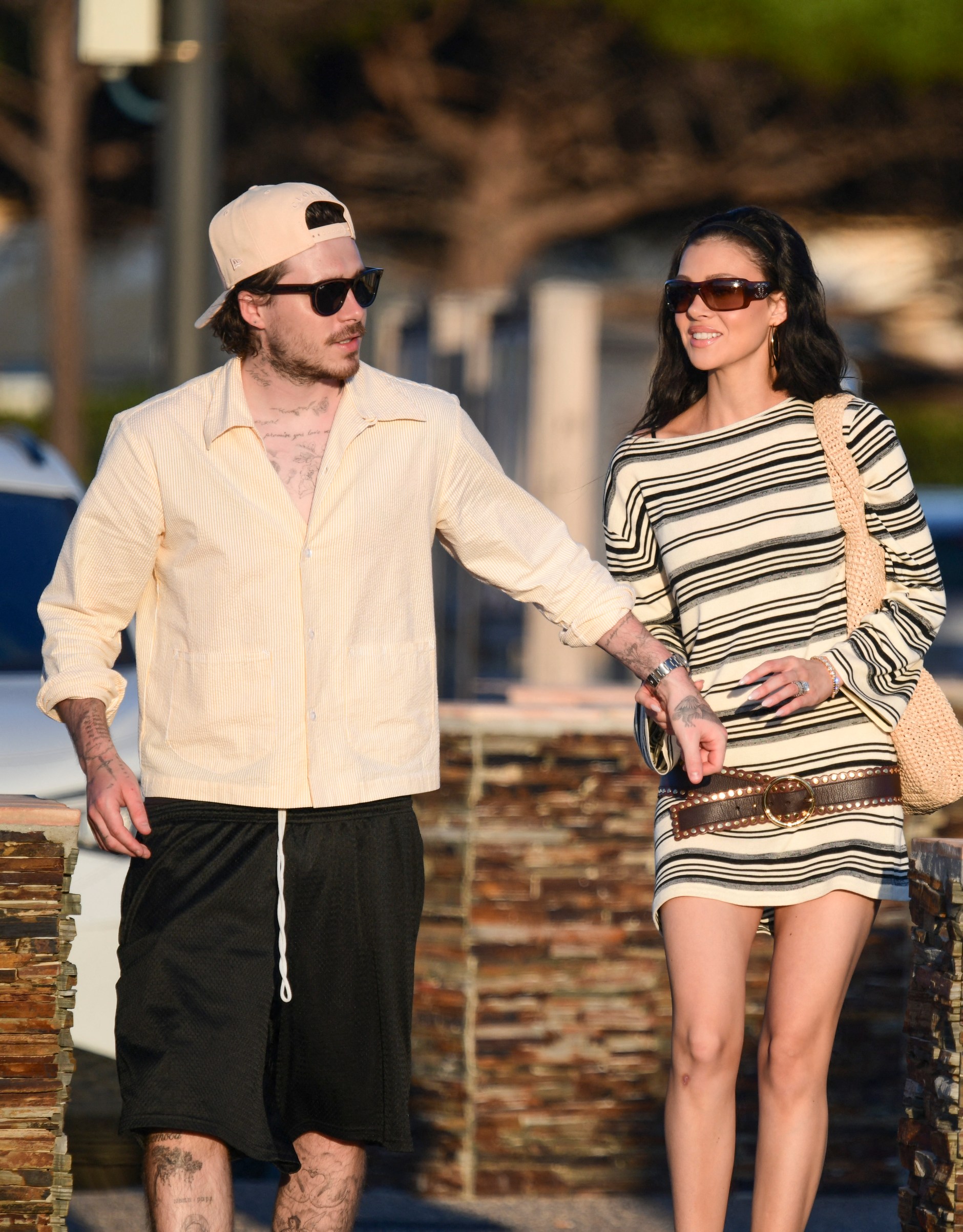Paparazzi bắt gặp vợ chồng con cả nhà Beckham tay trong tay ở bến tàu, giữa lúc bị 2 em trai Paparazzi bắt gặp vợ chồng con cả nhà Beckham tay trong tay ở bến tàu, giữa lúc bị 2 em trai
