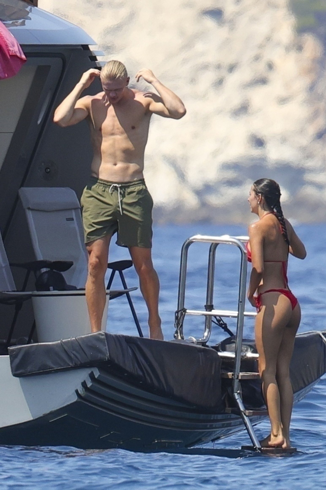 Paparazzi tóm trọn cảnh cầu thủ nổi tiếng cưỡi phao chuối chơi đùa cùng nàng WAG sexy vừa bí mật sinh con- Ảnh 2.
