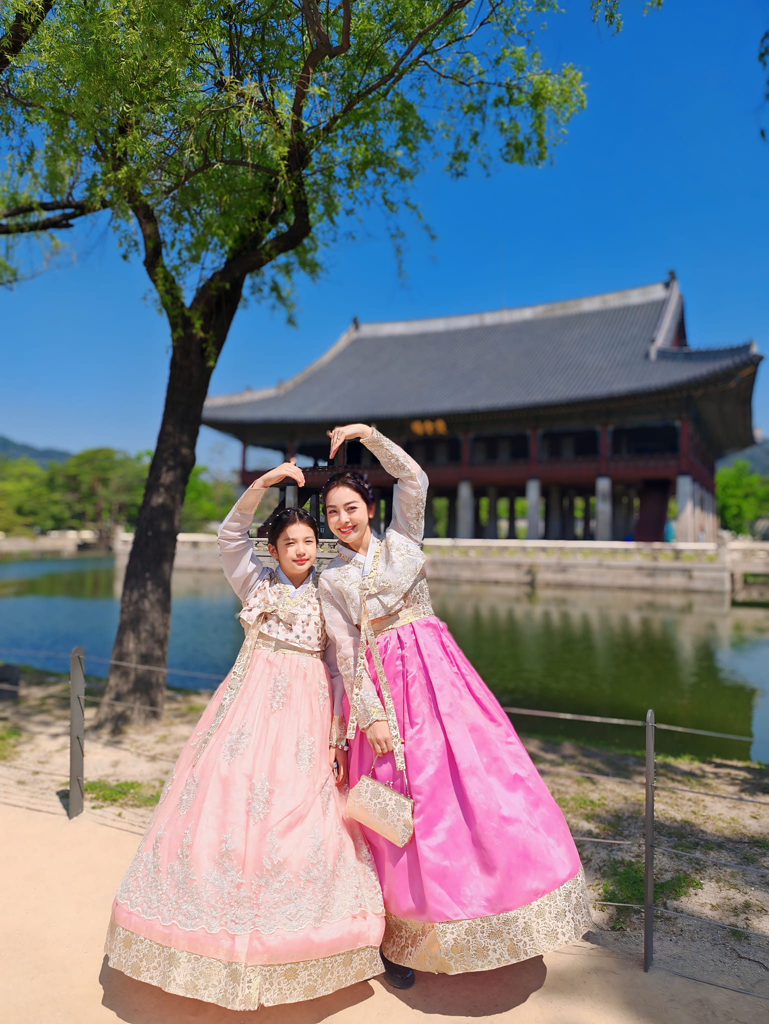 Ái nữ nhà Jennifer Phạm gây sốt ở tuổi 11: Được khen xinh đẹp như hoa hậu, nhìn phong cách đúng chuẩn 