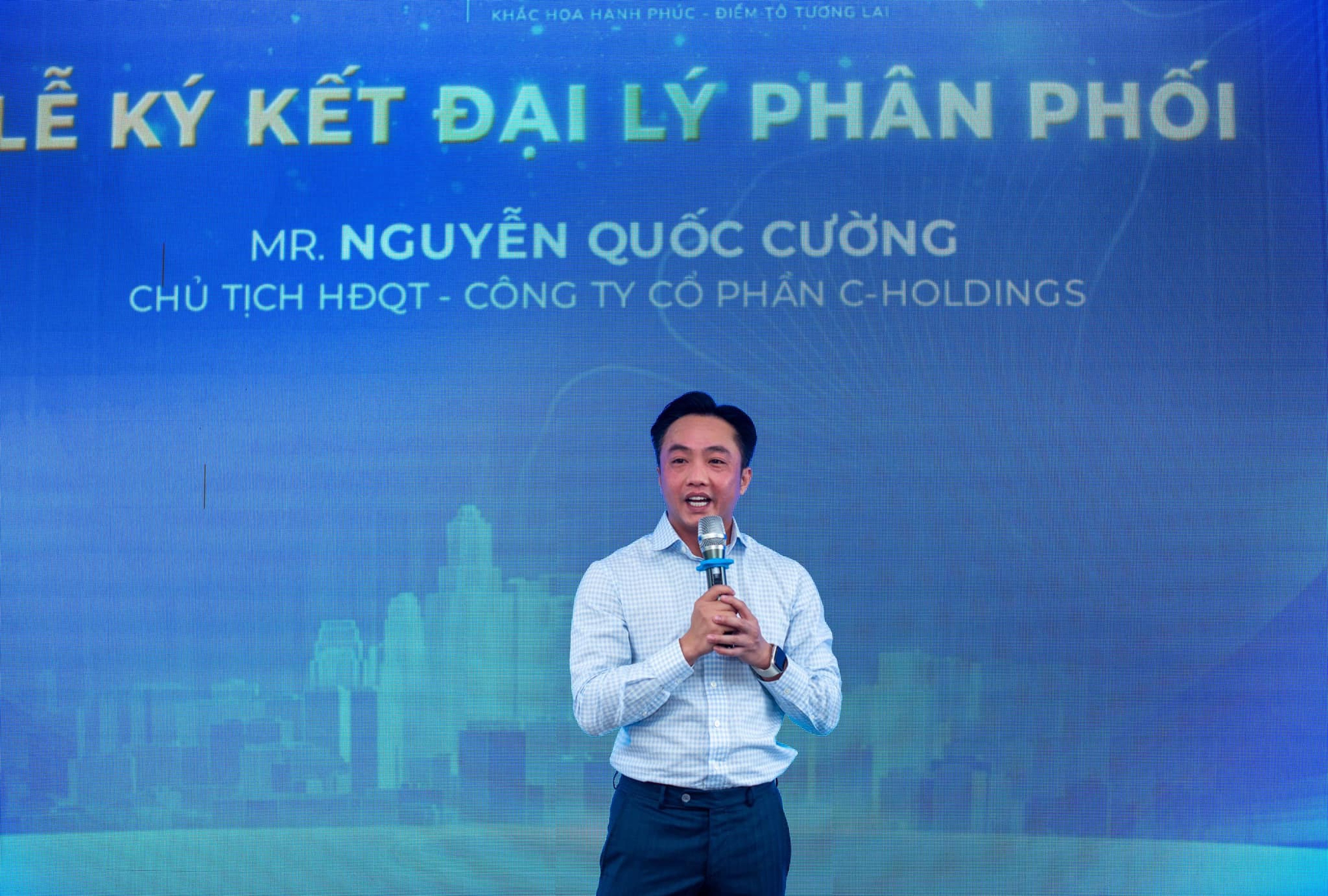 Cường Đô La vướng tranh cãi vì thái độ lạnh tanh khi bo tiền cho bảo vệ: 