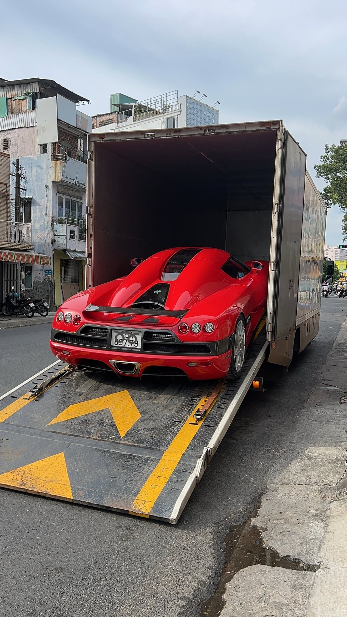 Koenigsegg CCX độc nhất Việt Nam bất ngờ xuất nam tiến, CĐM đồng loạt gọi tên một người- Ảnh 2. Koenigsegg CCX độc nhất Việt Nam bất ngờ xuất nam tiến, CĐM đồng loạt gọi tên một người- Ảnh 2.