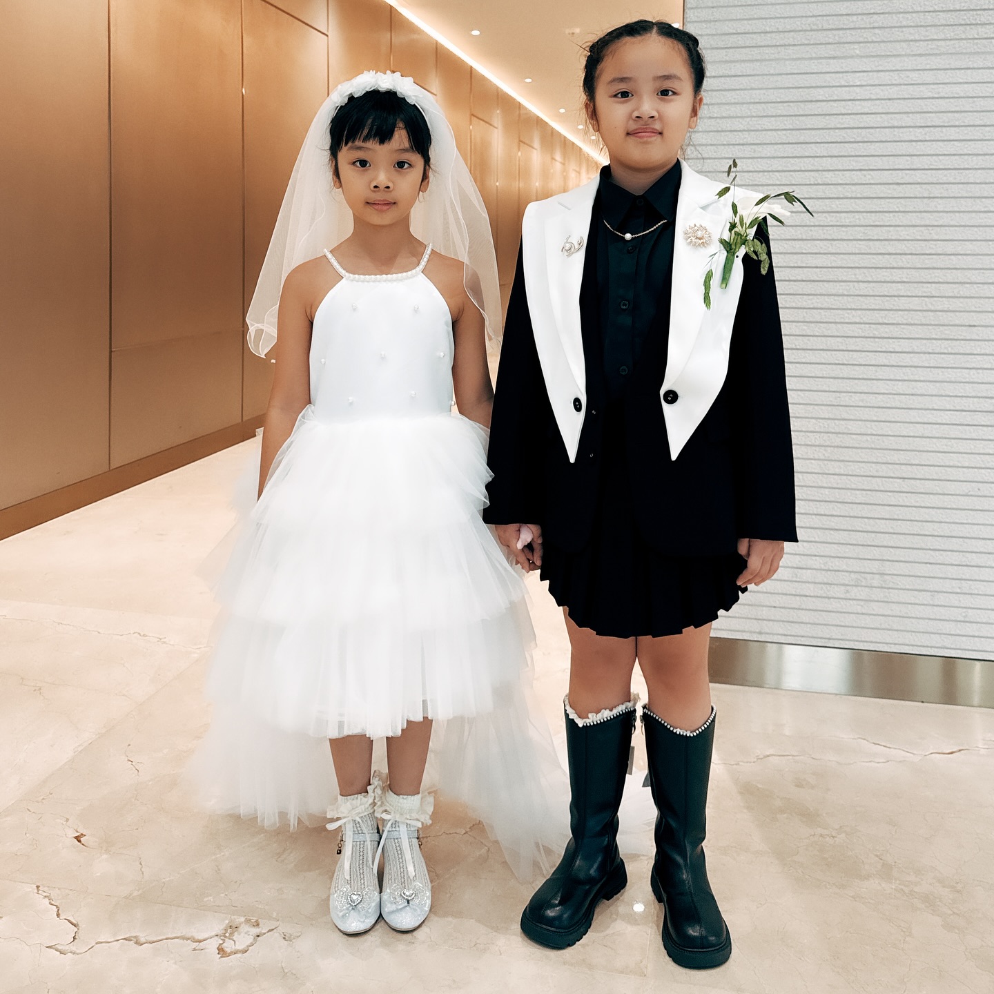 Đạt G và Cindy Lư cắt máu thề nguyện trong lễ cưới, 2 nhóc tỳ thực hiện nghi thức độc đáo- Ảnh 1. Đạt G và Cindy Lư cắt máu thề nguyện trong lễ cưới, 2 nhóc tỳ thực hiện nghi thức độc đáo- Ảnh 1.