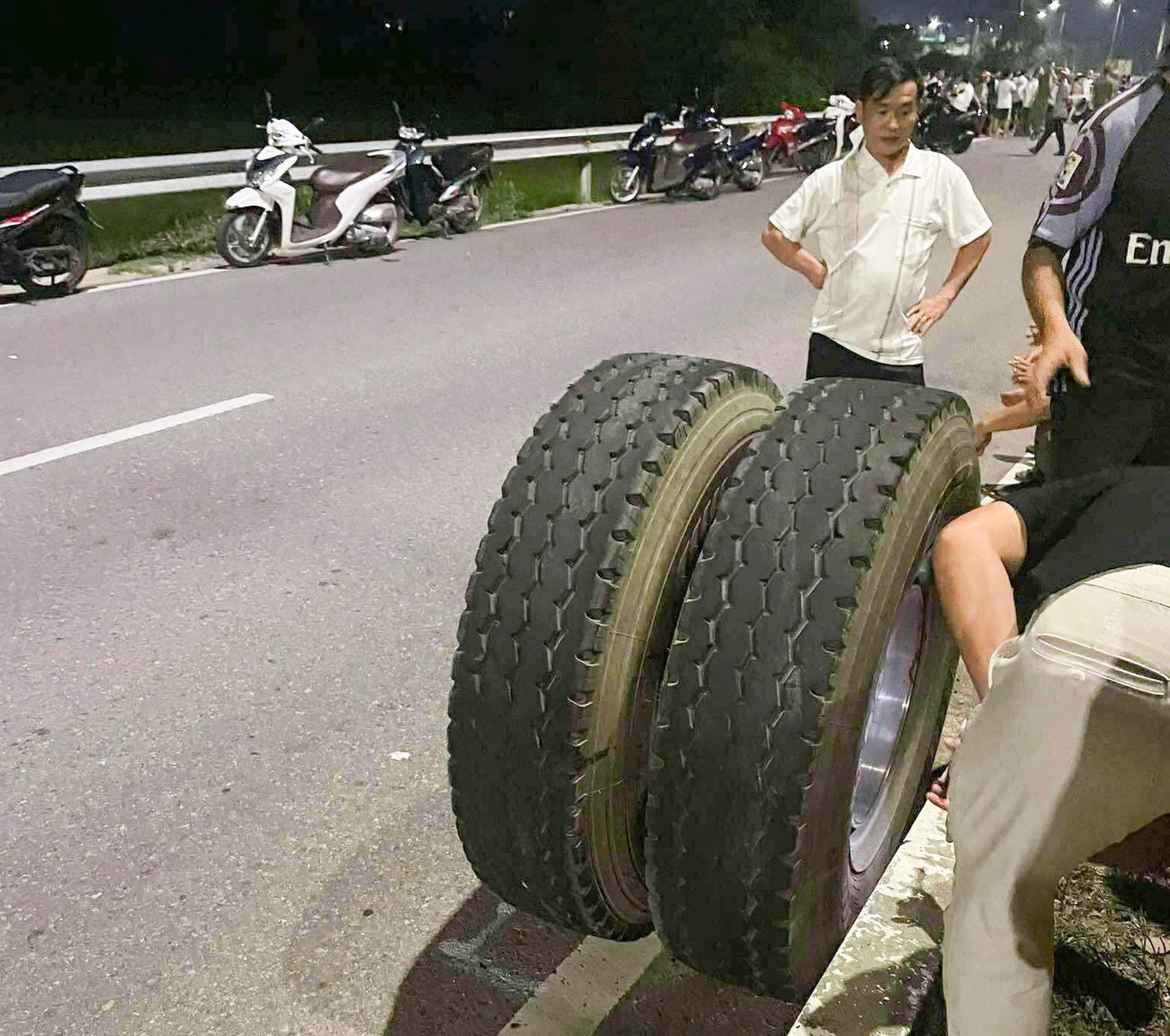 Gia Lai: Xe tải văng bánh, người chạy bộ tử vong tại chỗ- Ảnh 2. Gia Lai: Xe tải văng bánh, người chạy bộ tử vong tại chỗ- Ảnh 2.
