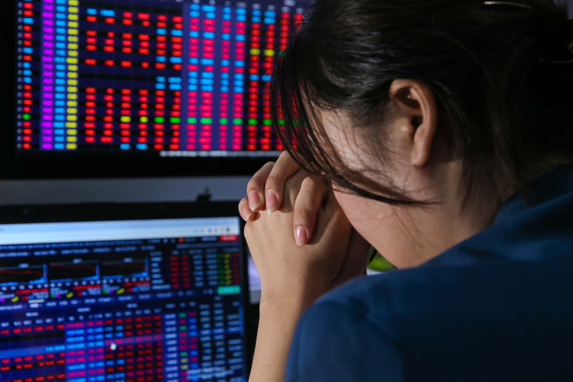 VN-Index lập đỉnh, tài khoản chứng khoán nhiều nhà đầu tư vẫn "chưa về bờ"- Ảnh 2.