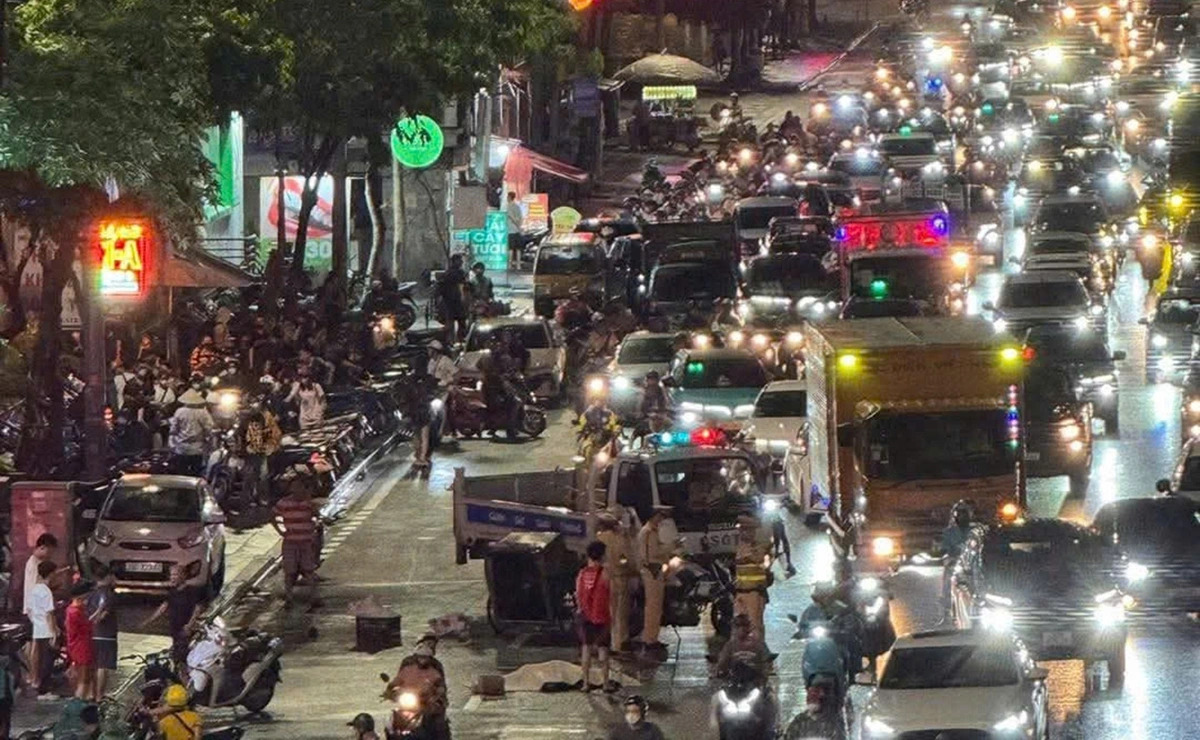 Camera ghi lại khoảnh khắc đau lòng khiến cô gái trẻ tử vong sau khi va chạm với xe khách tại Hà Nội- Ảnh 1.